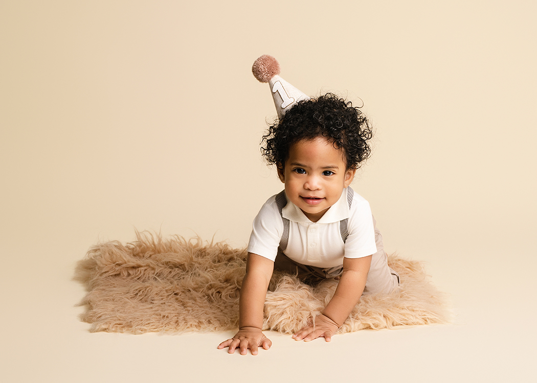 baby met feestmuts 1 jaar tijdens fotoshoot verjaardag