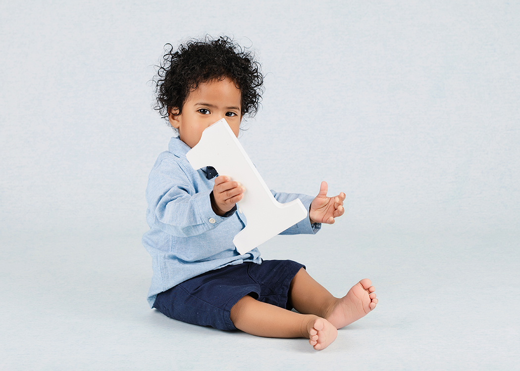 baby houdt cijfer 1 vast voor fotoshoot