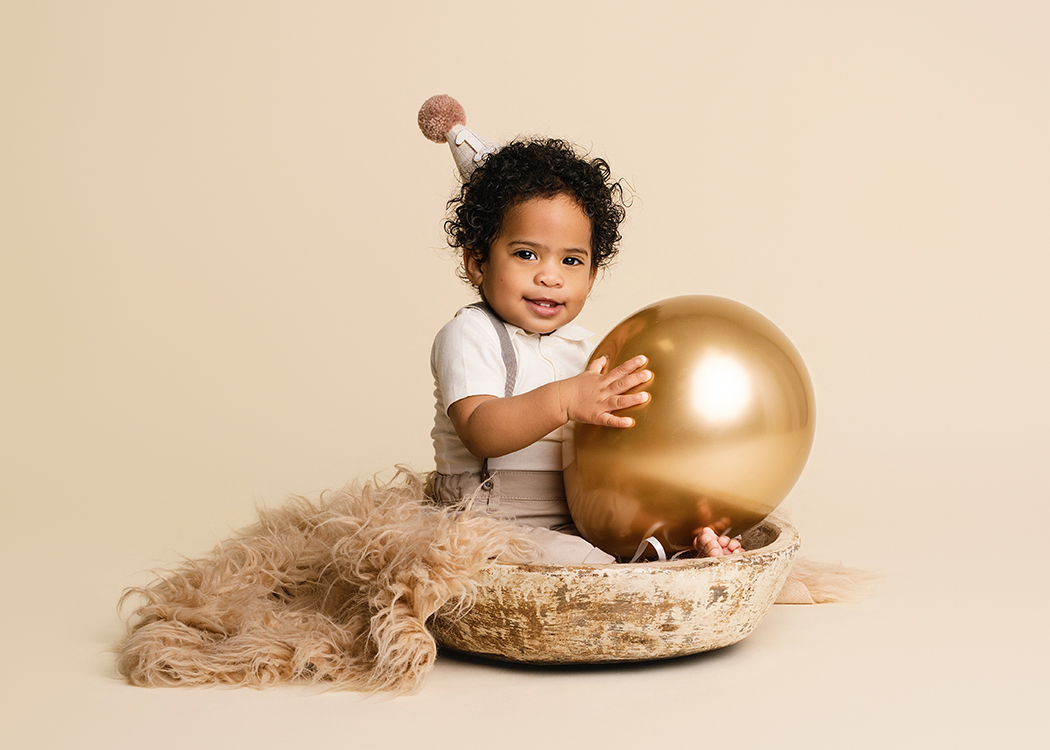 baby in studio voor fotoshoot birthday