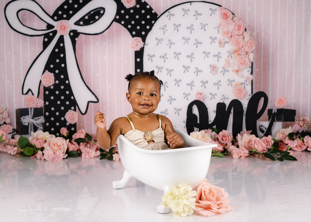 meisje spettert in badje tijdens haar cakesmash fotoshoot