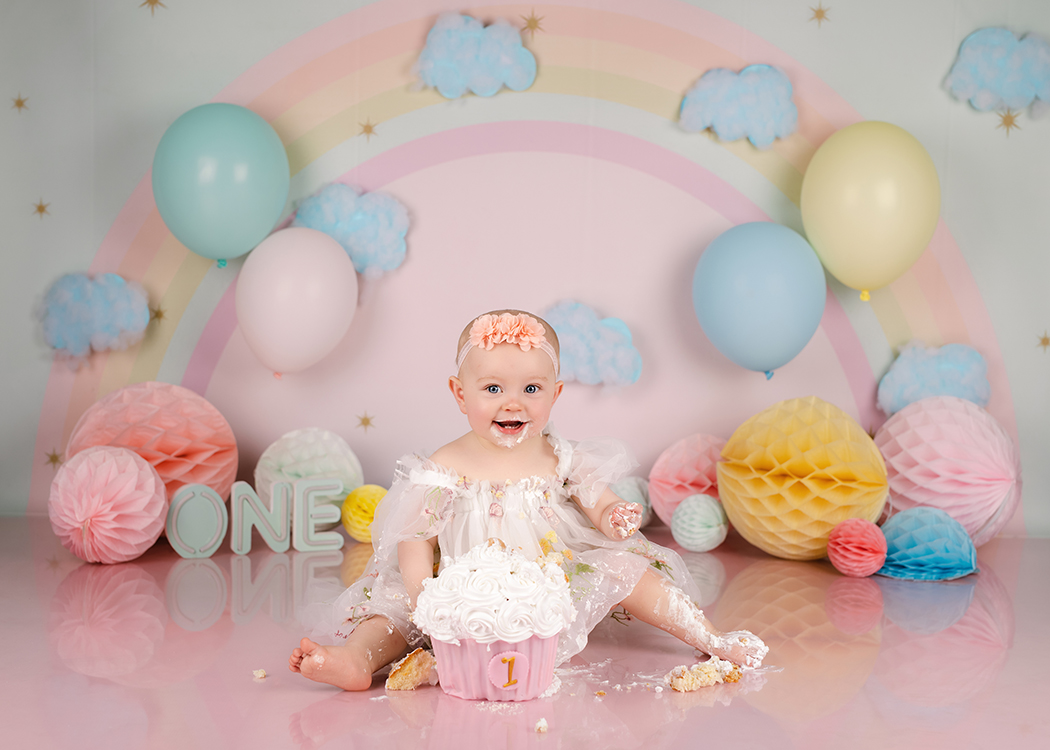 vrolijk meisje met een taart tijdens haar cakesmashshoot