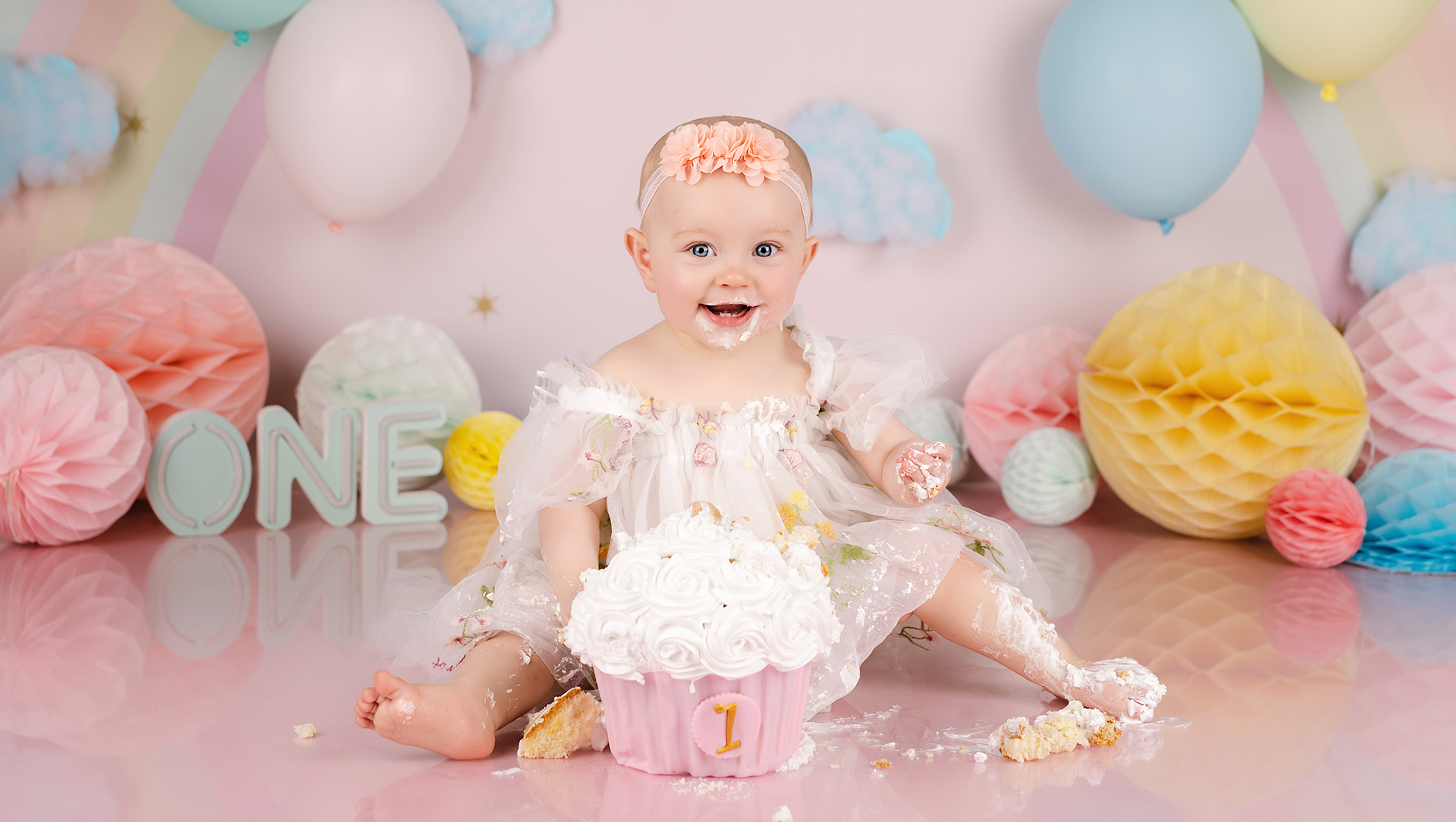 vrolijk meisje met taart tijdens haar cakesmash fotoshoot