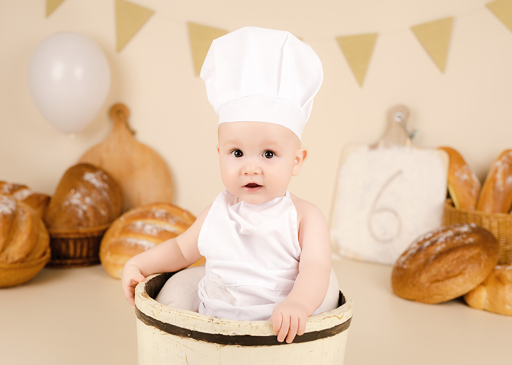 baby met bloem tijdens 6 maanden sessie rotterdam