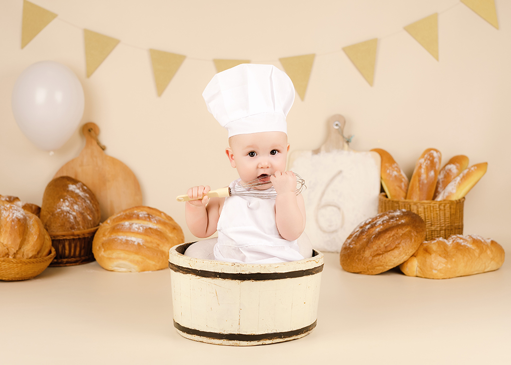 baby met bloem tijdens 6 maanden sessie rotterdam
