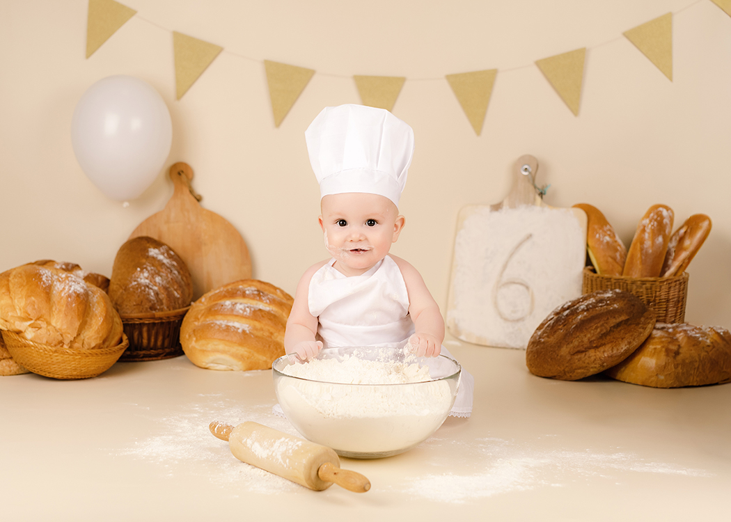 baby met bloem tijdens 6 maanden sessie rotterdam