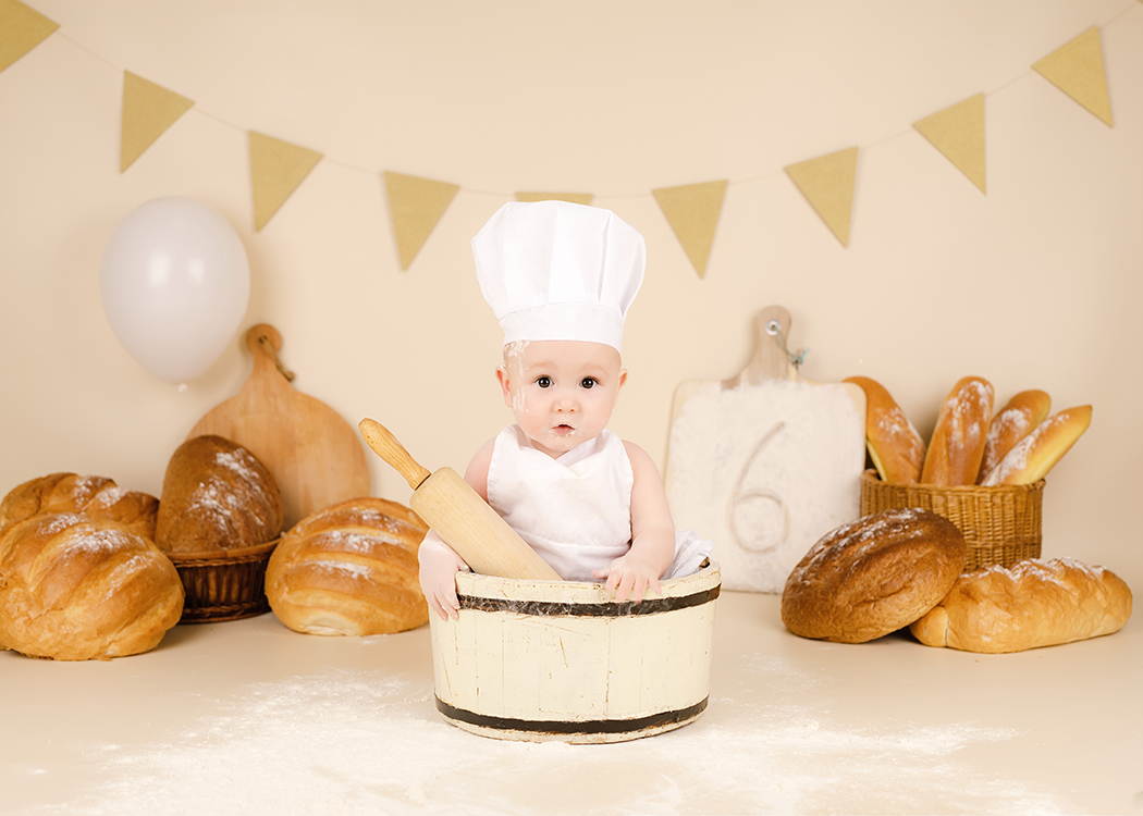 baby zit in kom met deegroller tijdens fotoshoot rotterdam barendrecht