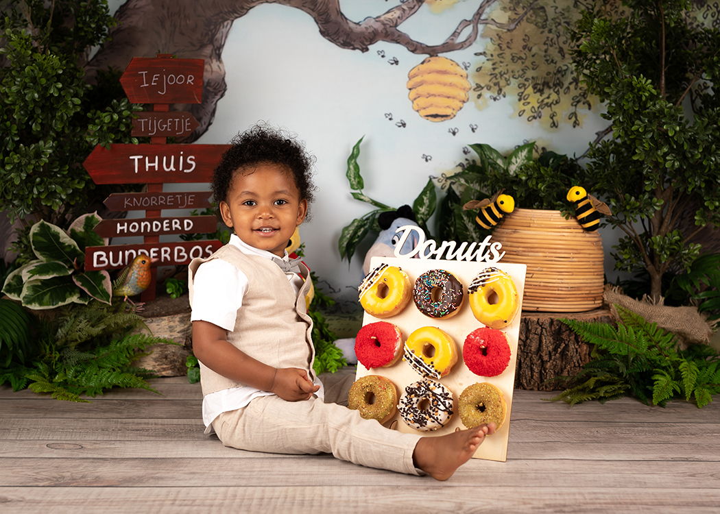 jongen in winnie pooh fotoshoot met donut