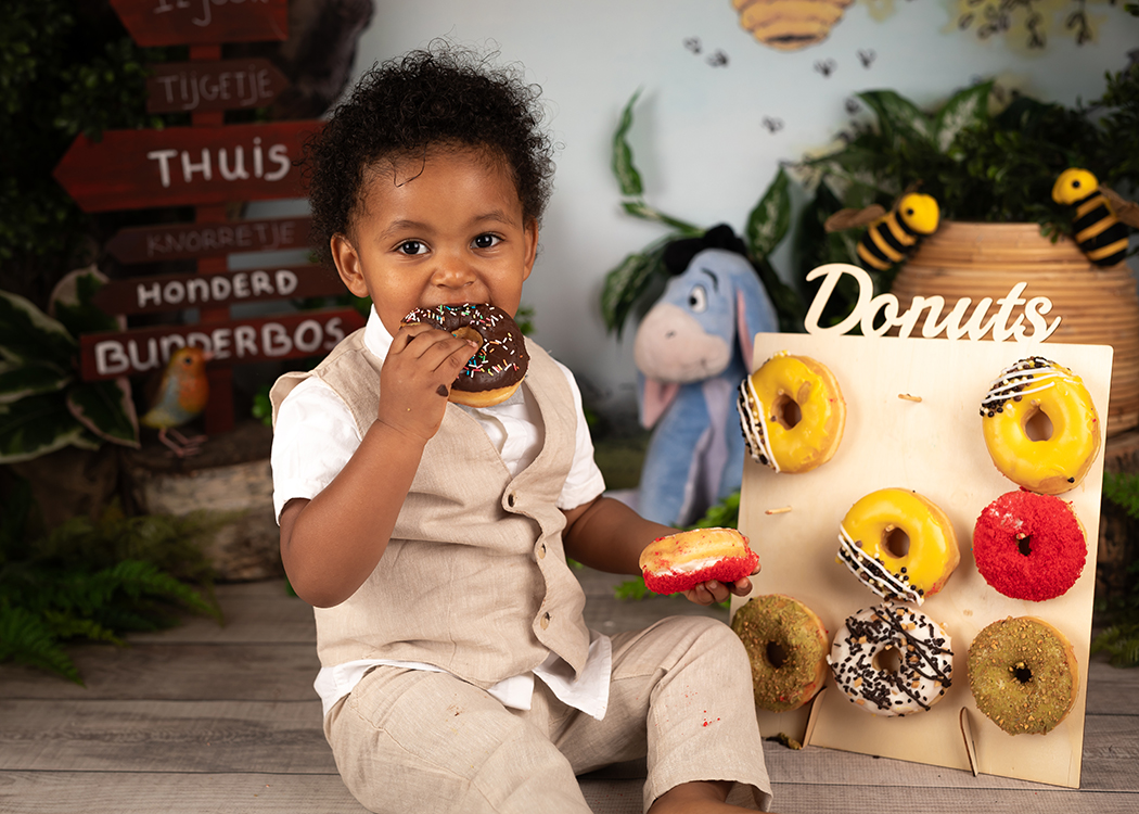 jongen eet donut