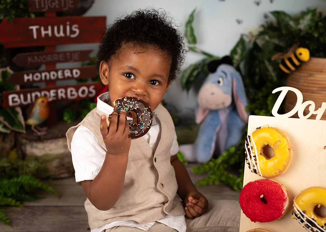 jongen eet donut