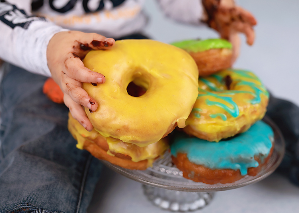 kinderhandje met donut
