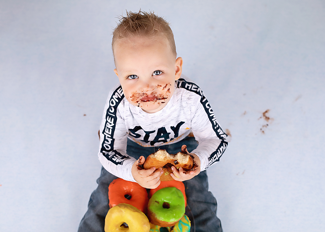 jongen eet donut fotoshoot