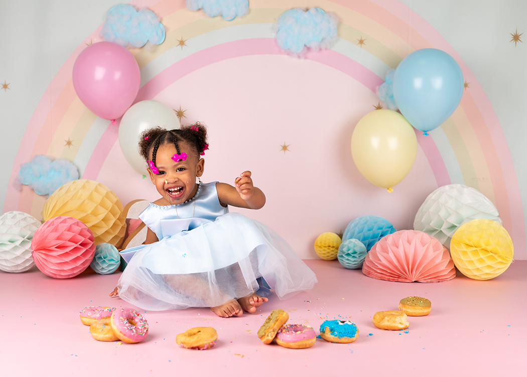 meisje blij met donuts tijdens fotoshoot