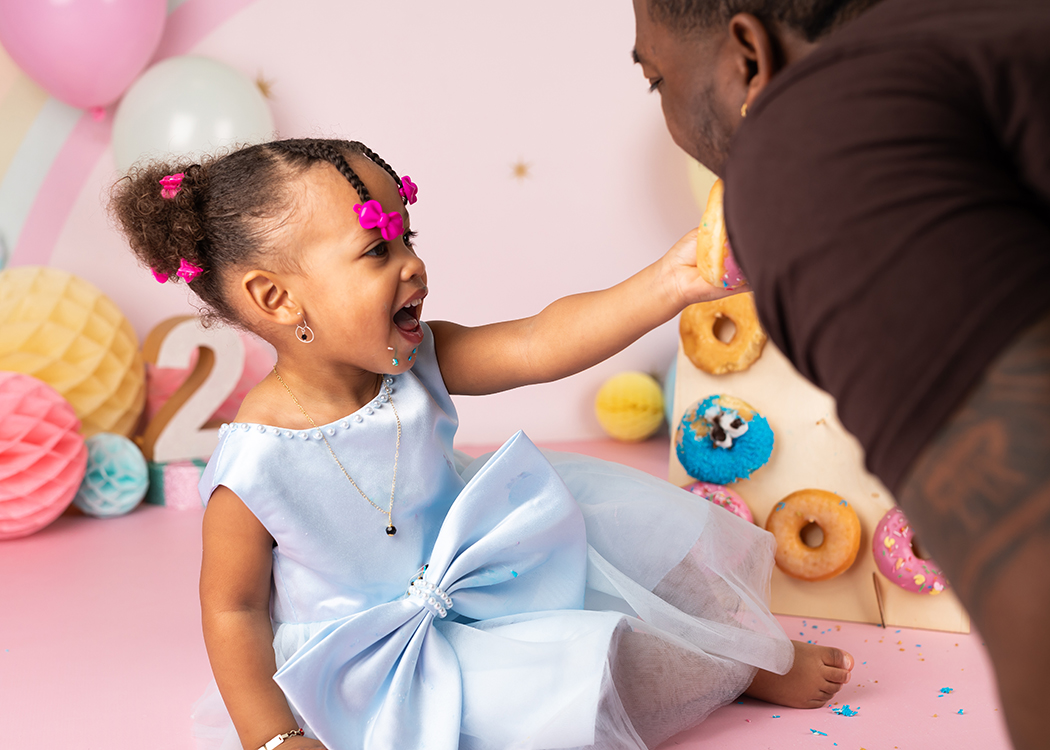 meisje geeft papa donut fotoshoot