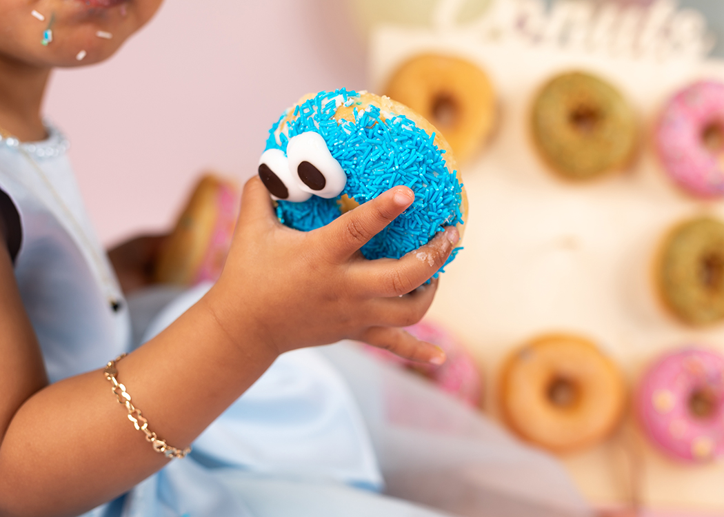 hand met donut fotoshoot