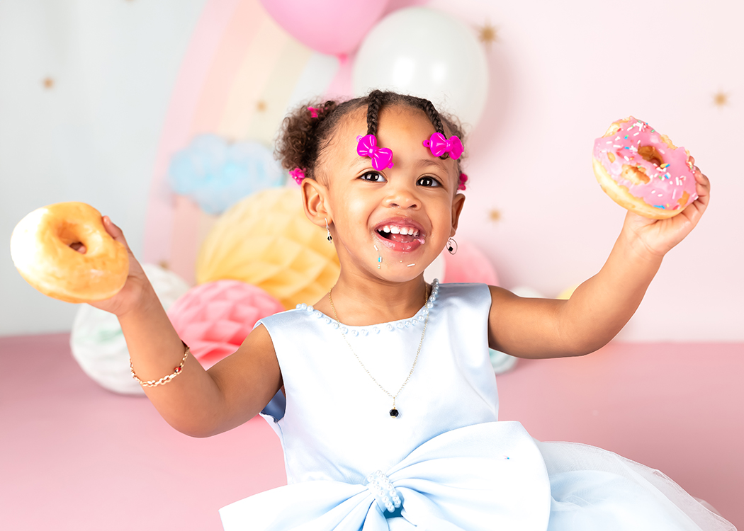 hoera meisje met donuts