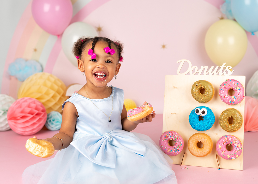 meisje eet donuts tijdens fotoshoot